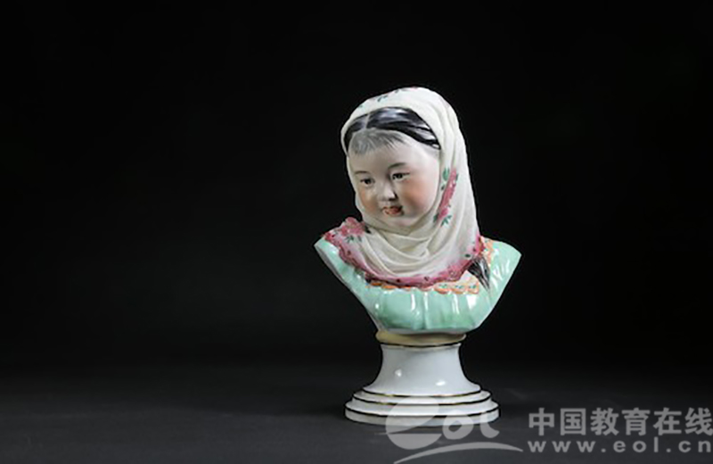 瓷塑名家何念祺作品《女孩披纱》（1959年）.jpg