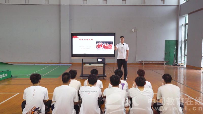 张超老师在体育课上解析“舍得精神”与篮球传切配合技术_001.jpg