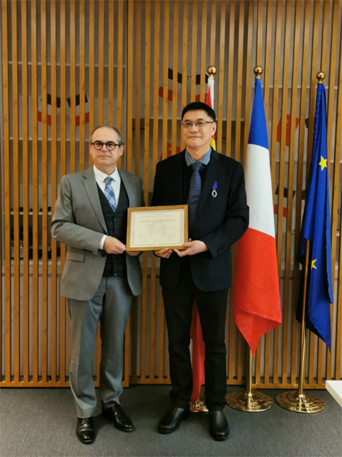 喜报！浙江越秀外国语学院西方语言学院院长杨令飞教授获颁“法兰西共和国学术棕榈骑士勋章” —浙江站—教育在线